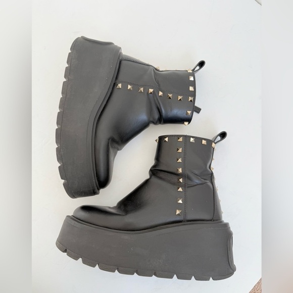 Valentino Garavani Black Leather V logo uniqueform calfskin ankle boots EU 37.5 - Picture 9 of 13